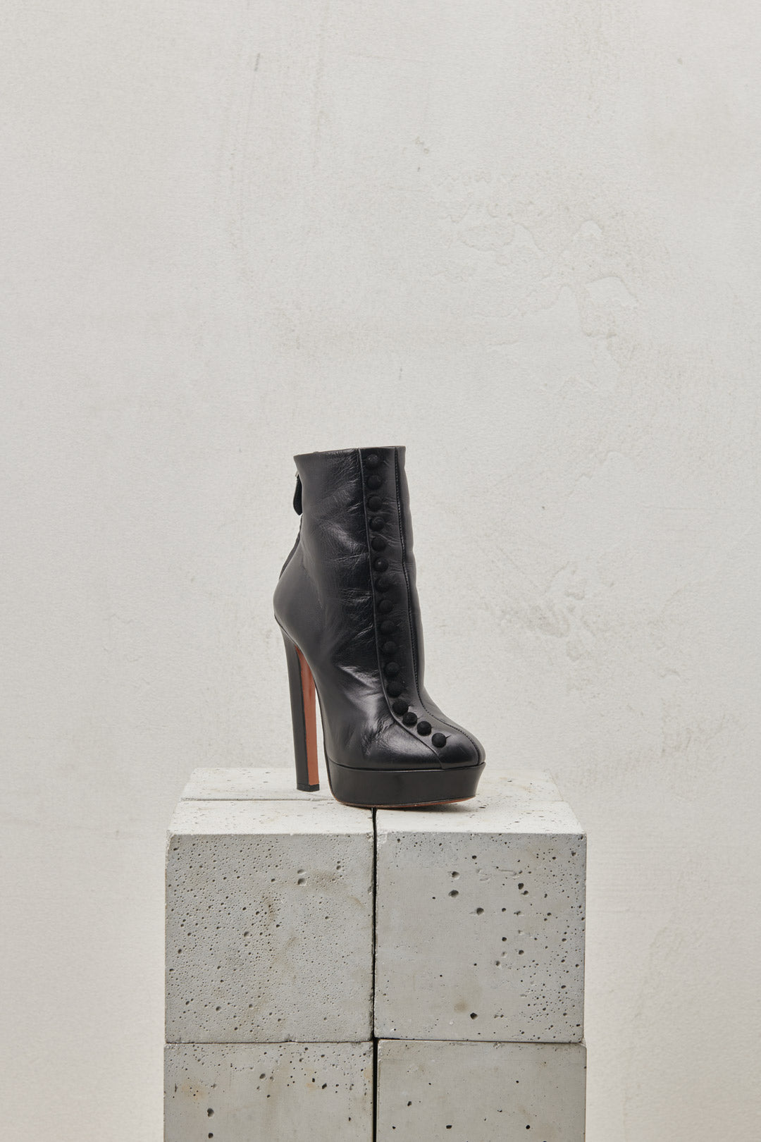 Black ankle boot in nappa calfskin and button decoration