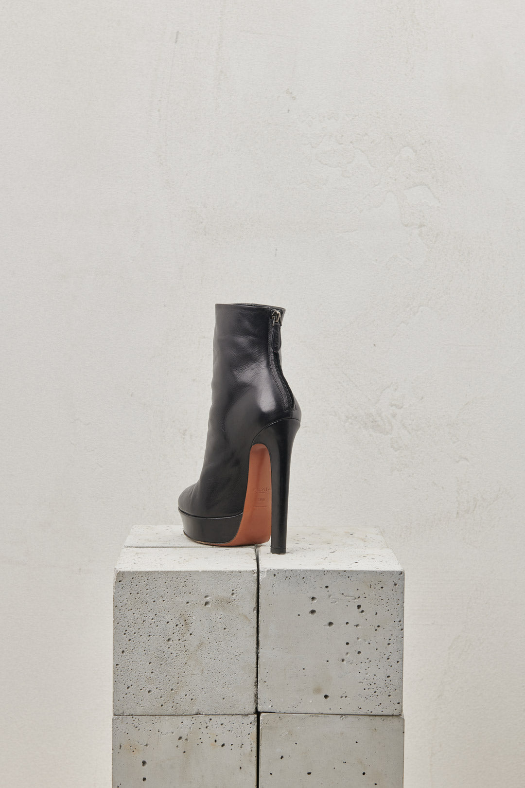 Black ankle boot in nappa calfskin and button decoration