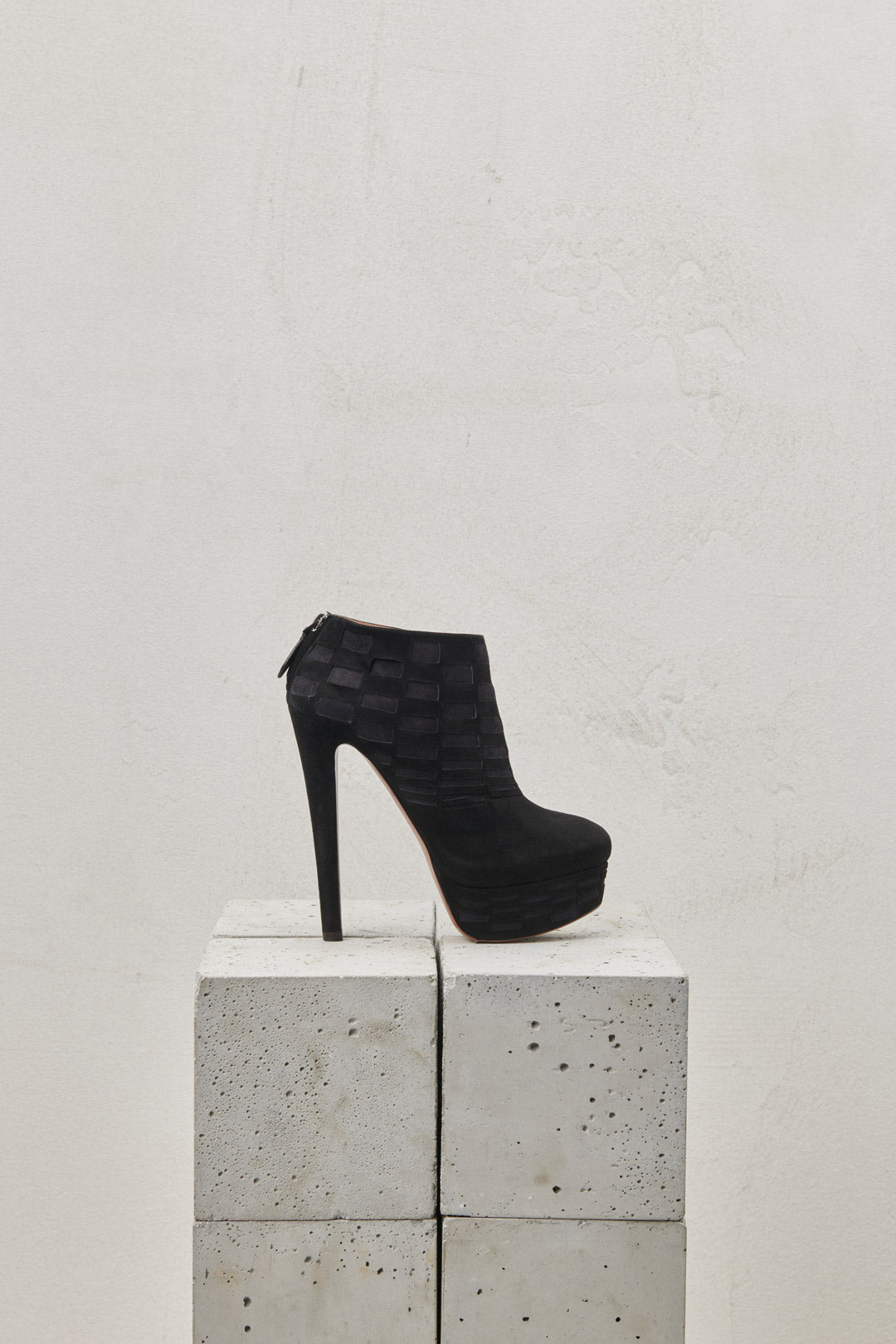 Ankle boots in black suede with a rounded toe