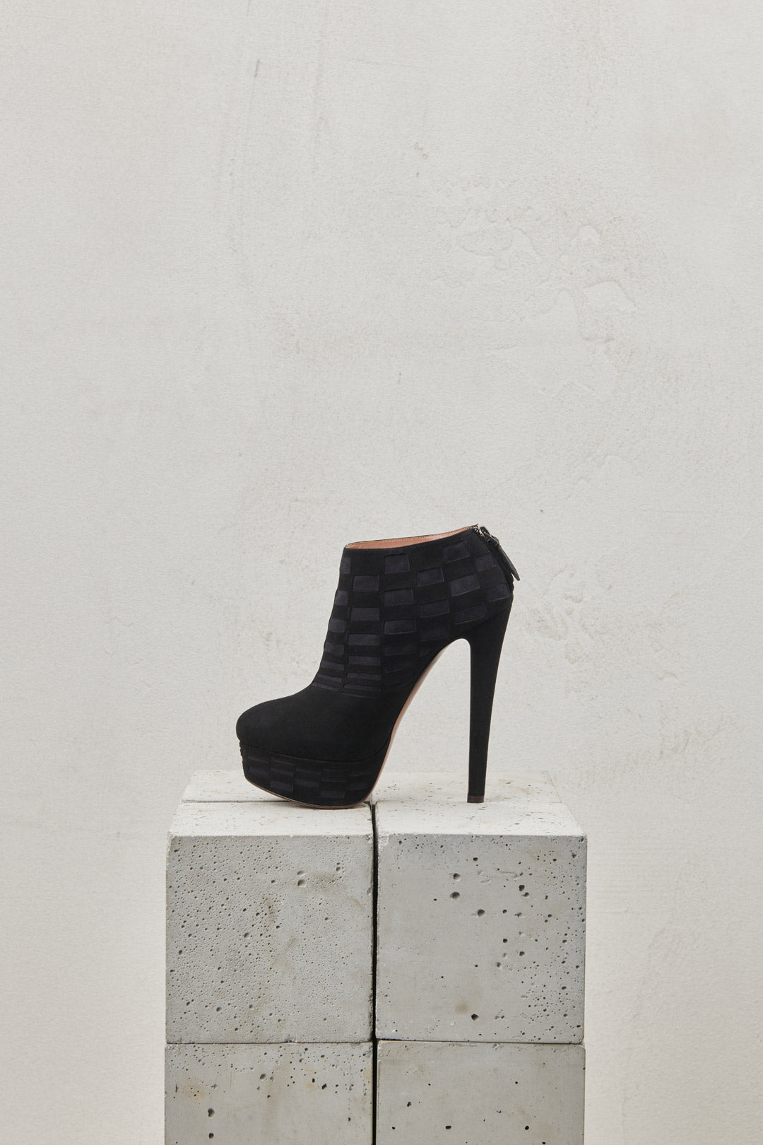 Ankle boots in black suede with a rounded toe