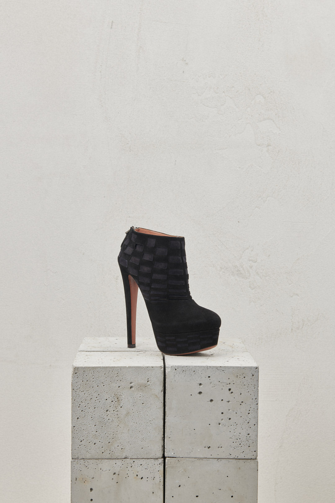 Ankle boots in black suede with a rounded toe