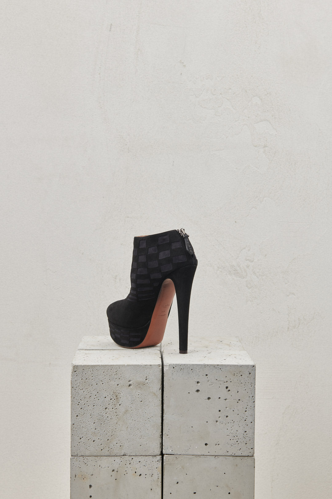 Ankle boots in black suede with a rounded toe