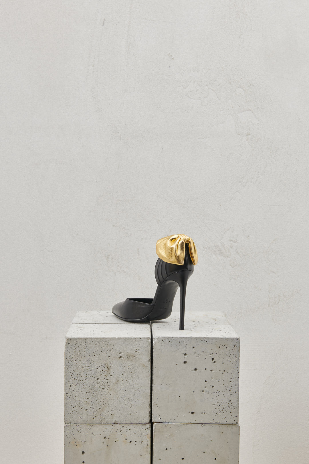 PUMPS IN BLACK LEATHER WITH POINT AND GOLD BOW ON THE HEEL