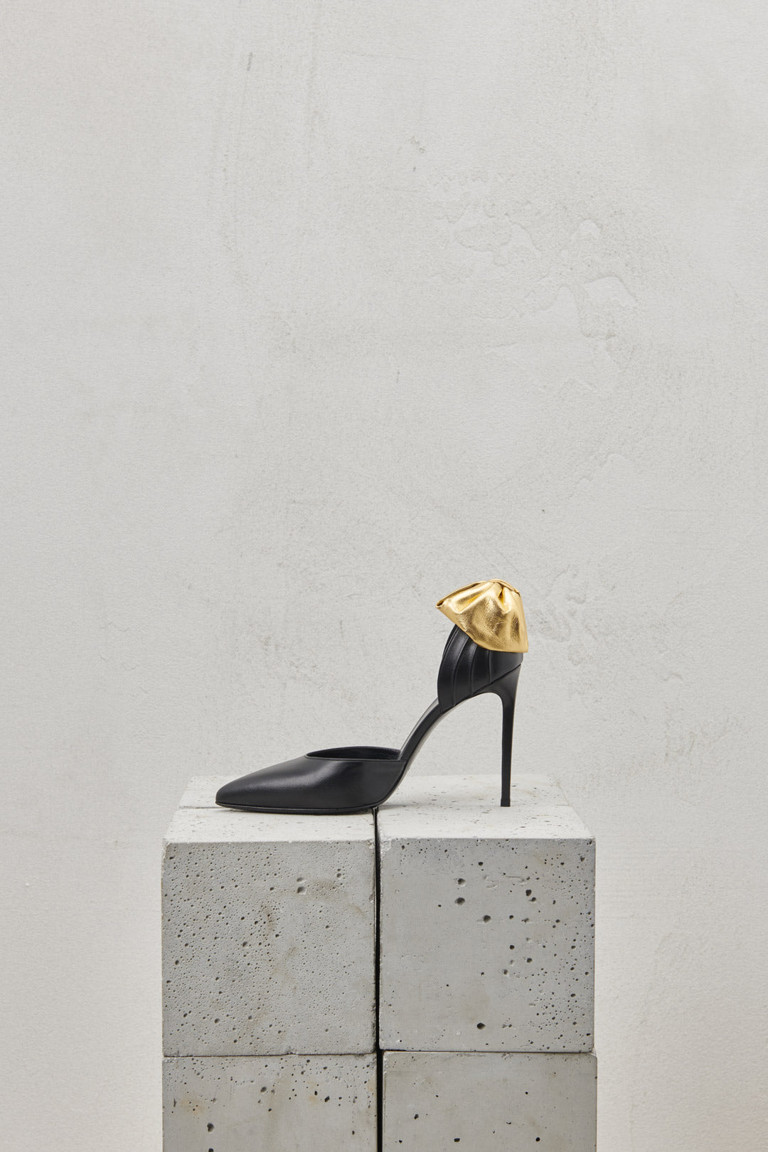 PUMPS IN BLACK LEATHER WITH POINT AND GOLD BOW ON THE HEEL