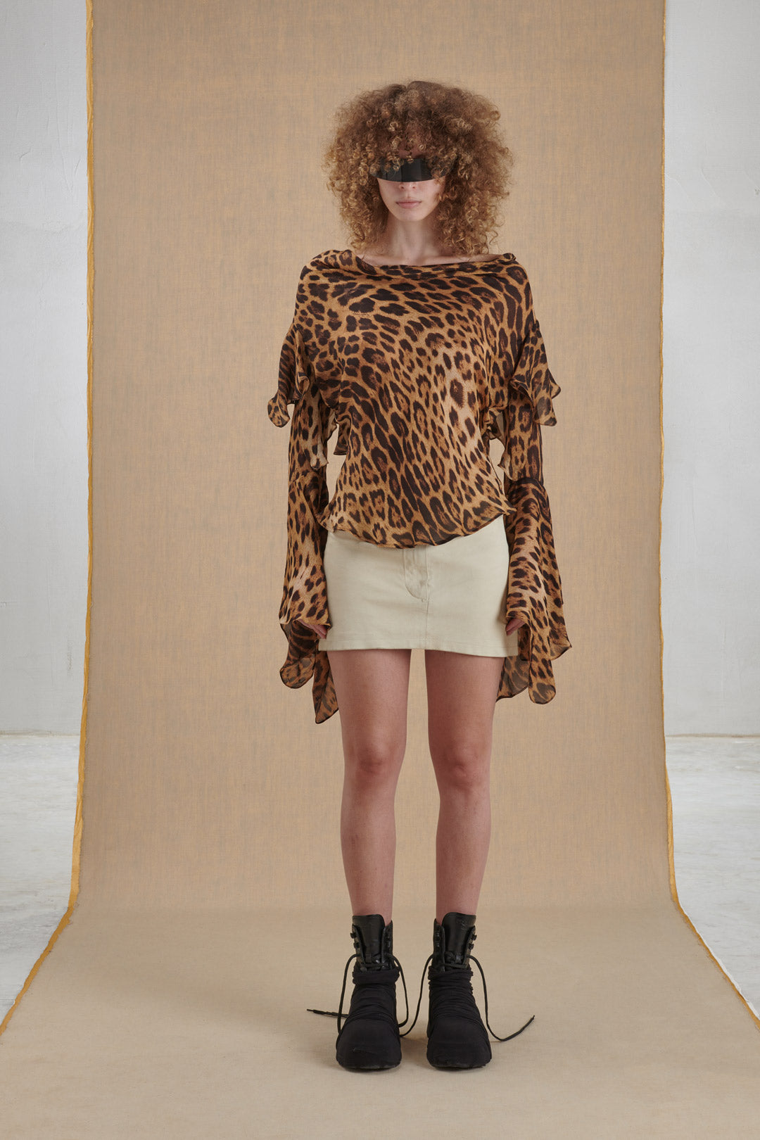 CAMICIA LEOPARDATA CON VOLANT E DRAPPEGGIO