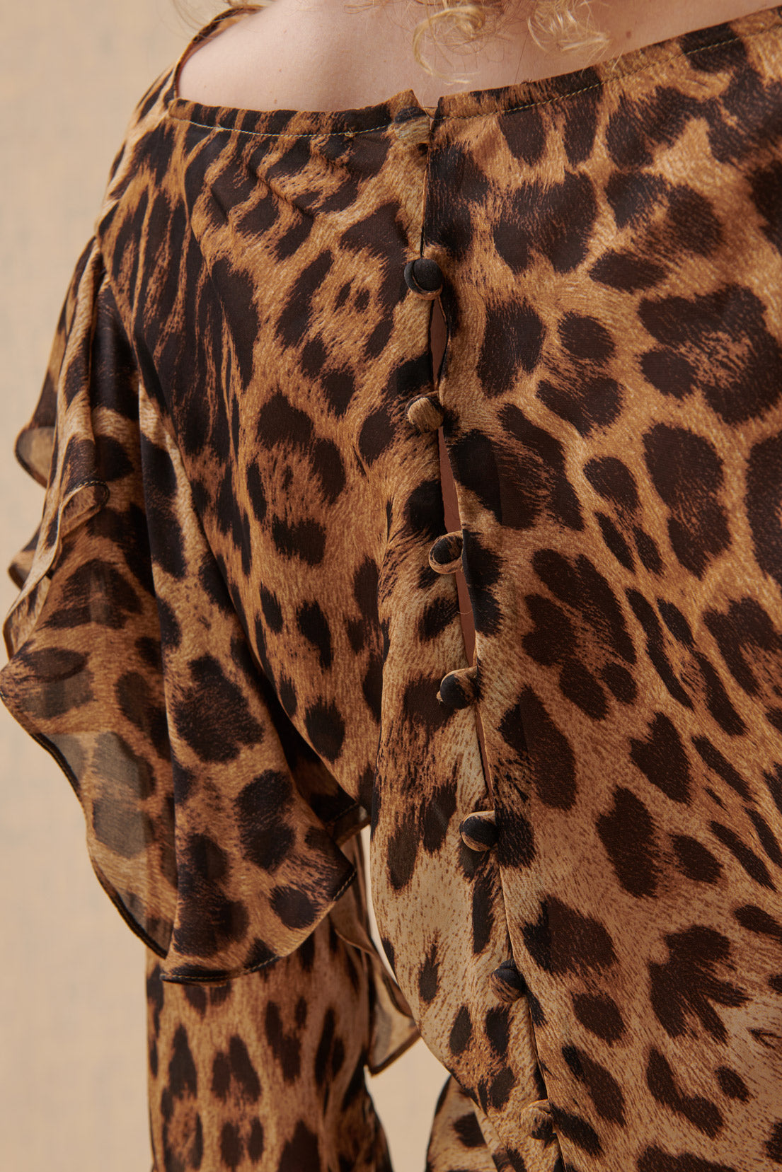 CAMICIA LEOPARDATA CON VOLANT E DRAPPEGGIO