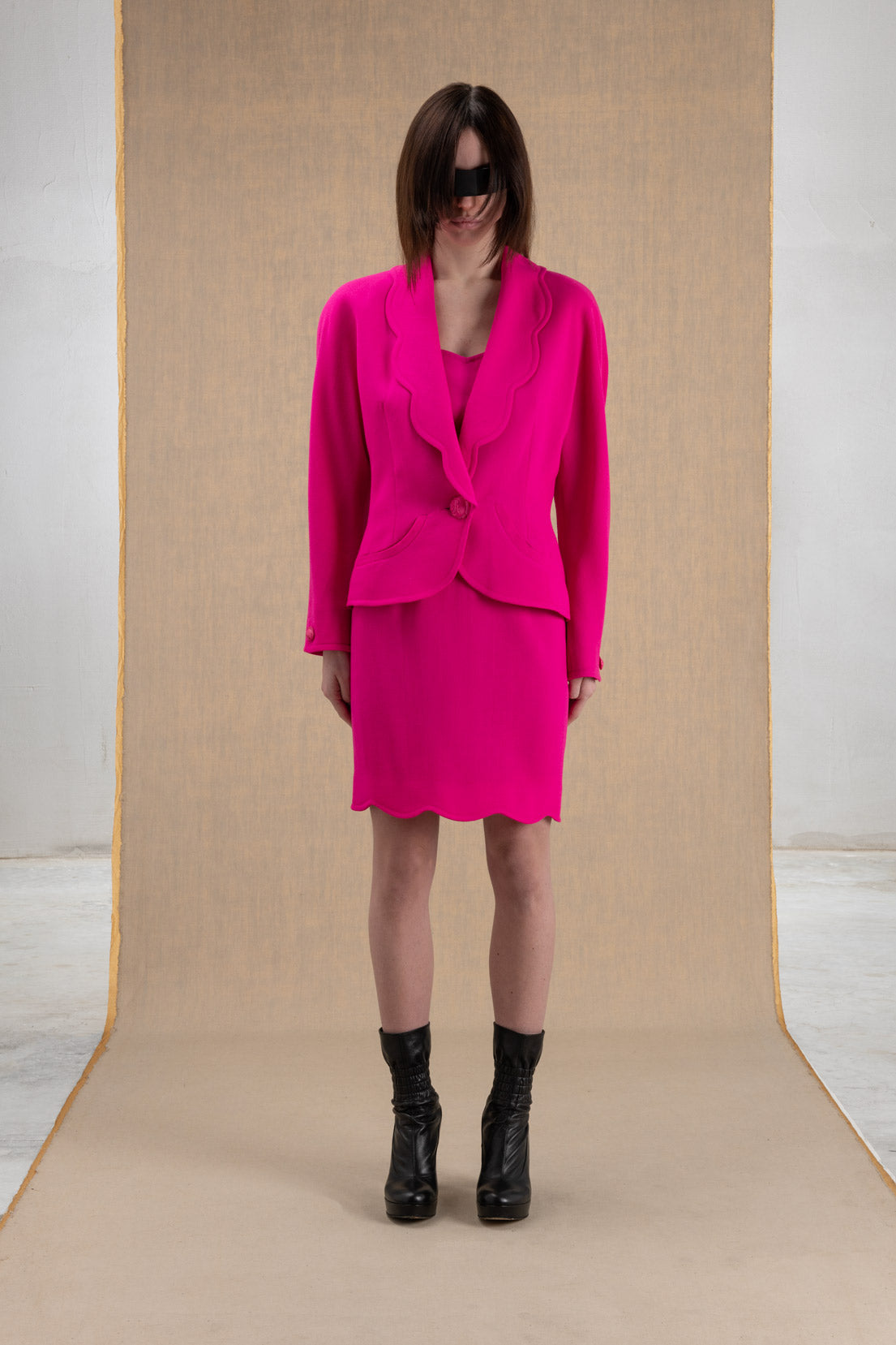 TAILLEUR PETALO CON GONNA E CORPETTO FUCSIA