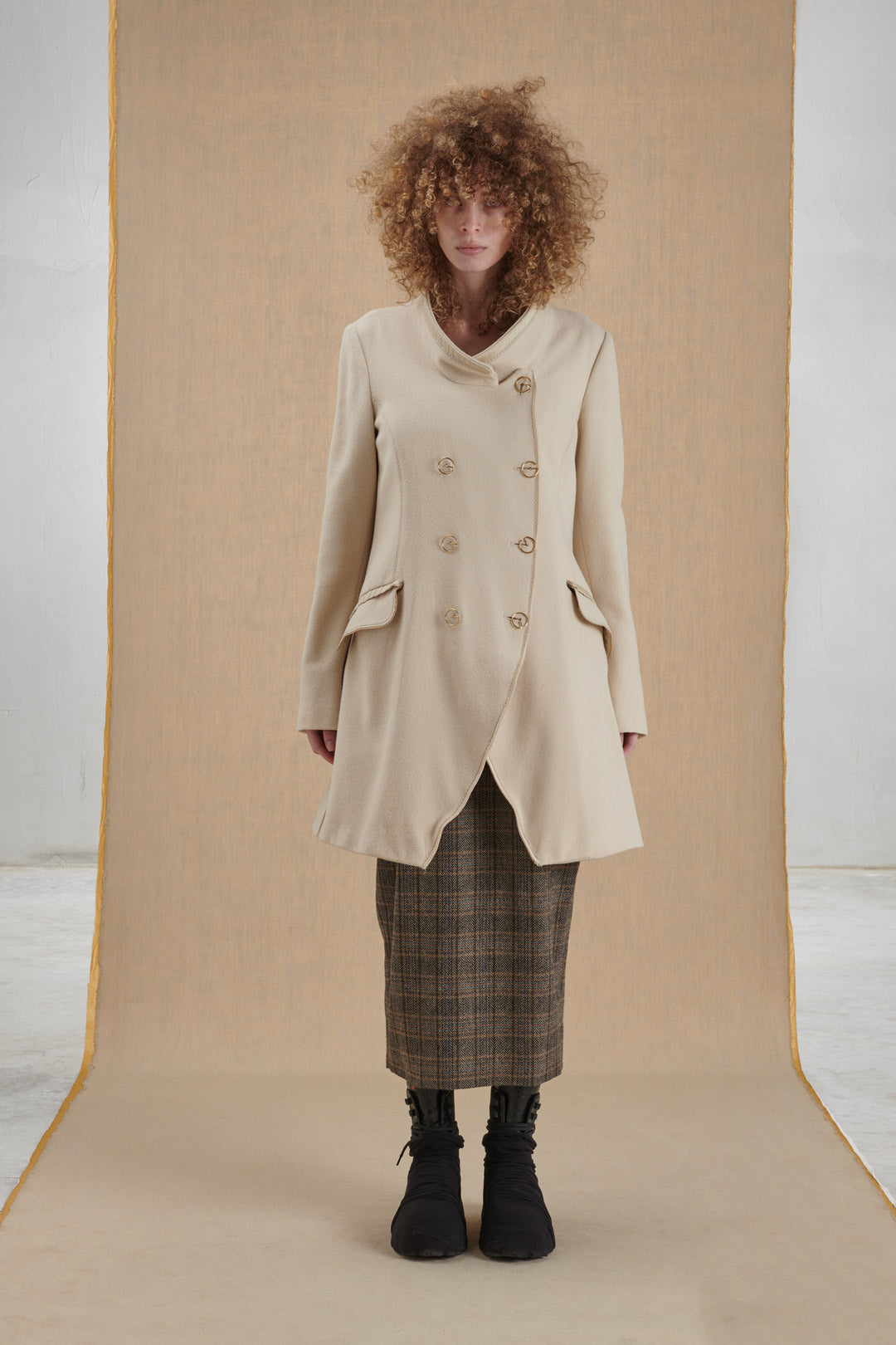 Quilted cream coat Coat with G - shaped buttons 