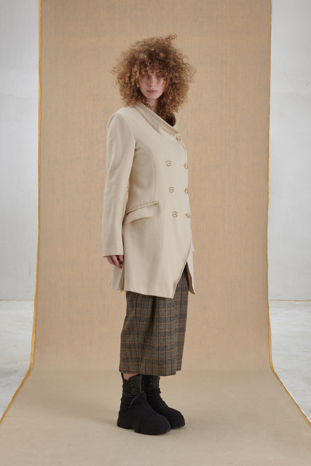 Quilted cream coat Coat with G - shaped buttons 