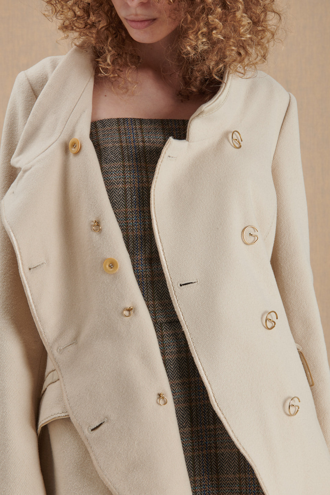 Quilted cream coat Coat with G - shaped buttons 