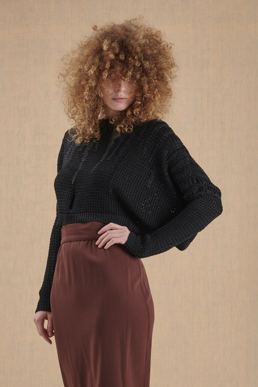 CROP TOP NERO CON COLLO A BARCHETTA